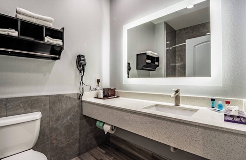 Katy Hotel | Scottish Inn Katy Queens Room, Non Smoking, Free Breakfast, Near Heritage Park