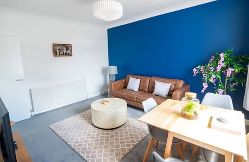 Dundee Apartment | Scottish themed den with free parking close to bus routes and city centre