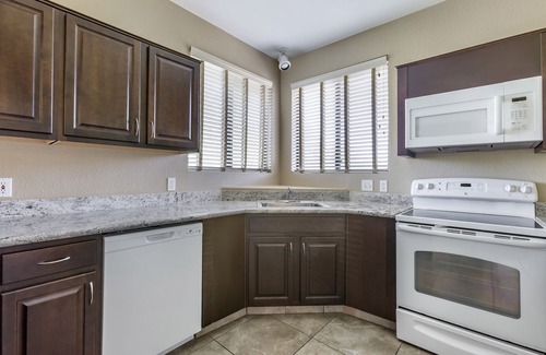 Scottsdale Links Resort | Scottsdale Links Resort - 2 BEDROOM 1 KING 1 QUEEN SUITE WITH ROLL-IN SHOWER