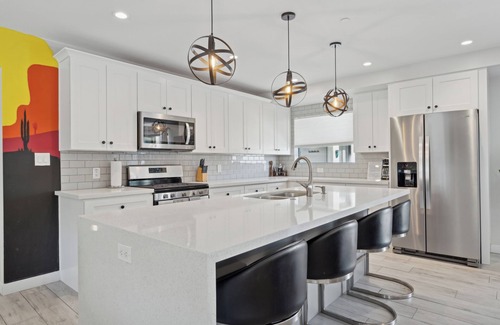 South Scottsdale House | Scottsdale Sunstone Villa, Modern 6BR w/Private Pool & Spa, Walk to Old Town