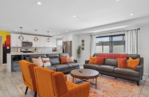 South Scottsdale House | Scottsdale Sunstone Villa, Modern 6BR w/Private Pool & Spa, Walk to Old Town