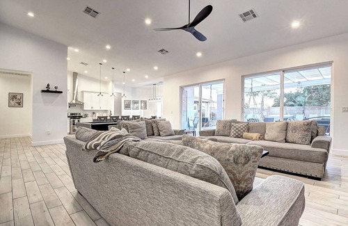 Paradise Valley Village House | ScottsdaleStays-9BR/6BA 2022 Luxury Estate – Pool, Spa, Sport Courts, Sleeps 20+