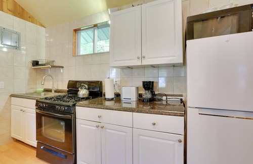 Mongaup Valley Cabin | Screened Porch + Fire Pit: Cabin Near Bethel Woods