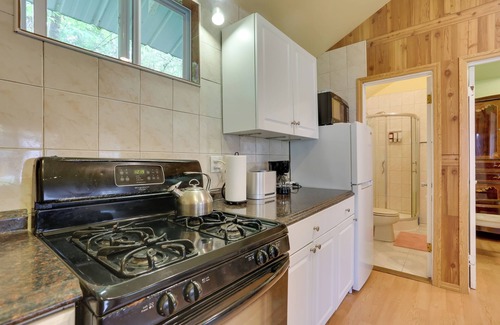 Mongaup Valley Cabin | Screened Porch + Fire Pit: Cabin Near Bethel Woods