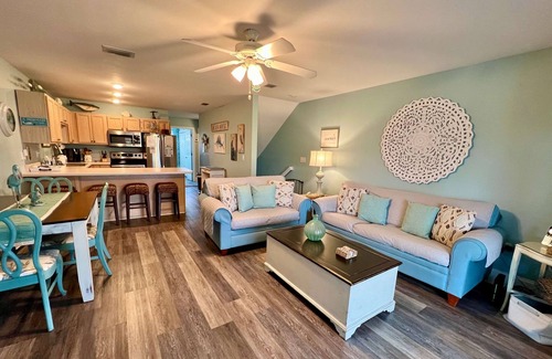 Port St. Joe House | Screened porch, well stocked, short ez walk to sand!Beach chairs & cart included
