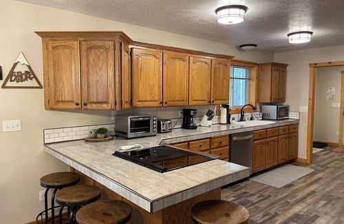 Island Park Cabin | Scruffy Bear Lodge-Bills Island-32mi Yellowstone-Lake Access+Game Room+Fire Pit!