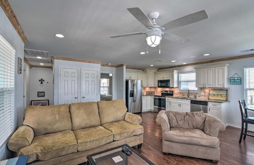 Crystal Beach House | Sea Breeze Crystal Beach Home - Walk to Beach!