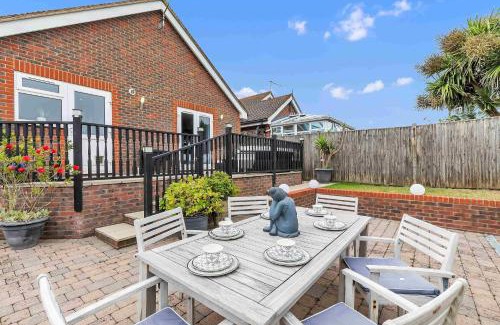 Peacehaven House | Sea Downs House with Free Parking By My Getaways