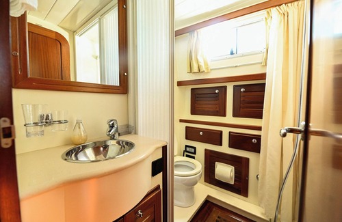 Nassau Boat Rental | 'Sea Dream"nLuxurious 3-bedroom yacht with fitness room and AC in amazing Nassau