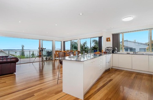 Bonny Hills House | Sea-Eagle Sanctuary - views, pool, stroll to beach