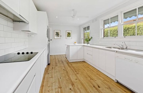 Mount Eliza House | Sea Escape Mt Eliza, situated right in town