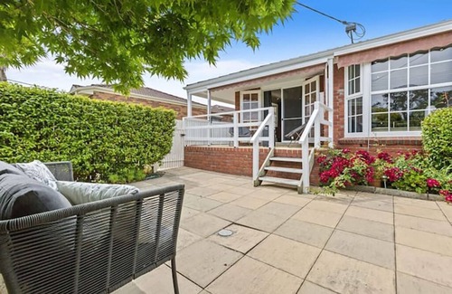 Mount Eliza House | Sea Escape Mt Eliza, situated right in town