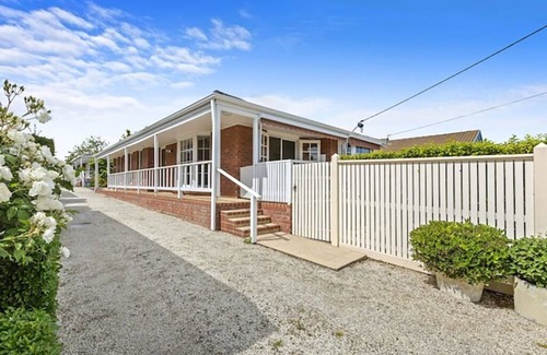 Mount Eliza House | Sea Escape Mt Eliza, situated right in town