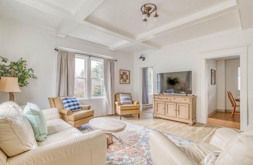 Rockaway Beach House | Sea Glass Cottage Rockaway - Meredith Lodging