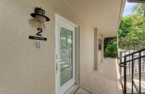 Whitney Beach Apartment | Sea Grape Inn 2- BEACHFRONT Property