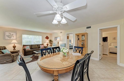 Whitney Beach Apartment | Sea Grape Inn 2- BEACHFRONT Property