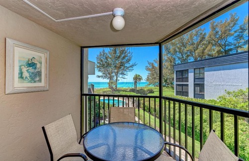 Whitney Beach Apartment | Sea Grape Inn 5- BEACHFRONT Property