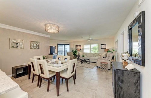 Whitney Beach Apartment | Sea Grape Inn 5- BEACHFRONT Property