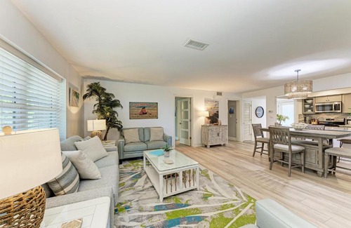 Whitney Beach Apartment | Sea Grape Inn 7 - BEACHFRONT Property