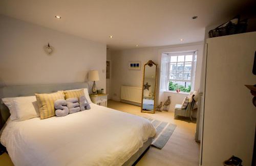 Aberdour House | Sea Hollies