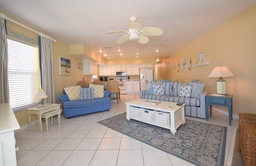 Indian Rocks Beach Condo | Sea Isles Penthouse/Small intimate Building/Private elevator/Cleanliness/Free wifi-Beach Equipment & Parking