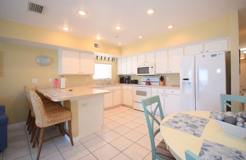 Indian Rocks Beach Condo | Sea Isles Penthouse/Small intimate Building/Private elevator/Cleanliness/Free wifi-Beach Equipment & Parking