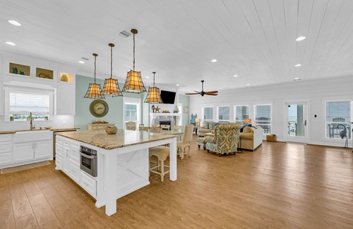 Crystal Beach House | Sea It All | Beachfront | 2 King Primary's