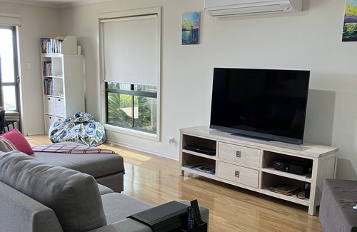 Yorke Peninsula House | Sea-la-vie Relax to an all day sea view 2 min walk to beach, playground and pub