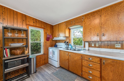 Mid-Coast and Islands Cottage | Sea Ledge North - Capture Breathtaking Sunsets from this Beautiful Home