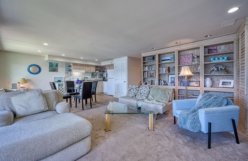 District of North Vancouver House | Sea 'n Sand - Deep Cove Waterfront- Kayaks! 5 day weekly rentals .