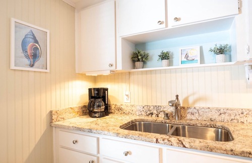 Holmes Beach Condo | Sea Pirate 7 2/1 Condo Pool Just Steps To Beach