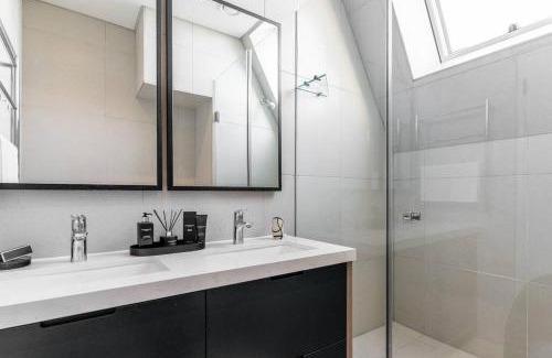 Sea Point Apartment | Sea Point Retreat with Pool and Ocean Views