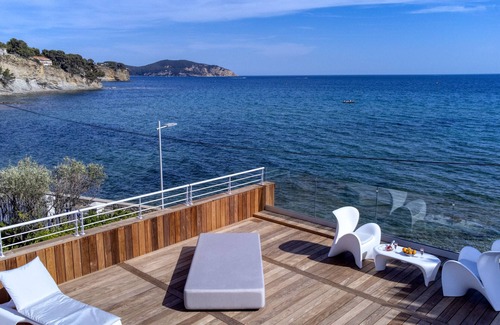 La Ciotat Ski Chalet | Sea sand house. Villa-gallery. Seaside, air con.
