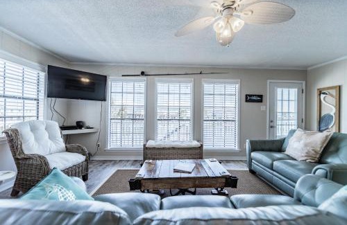 Silver Cay House | Sea Spot - Waterfront! Enjoy dinner on the deck and naps in the shaded hammocks home