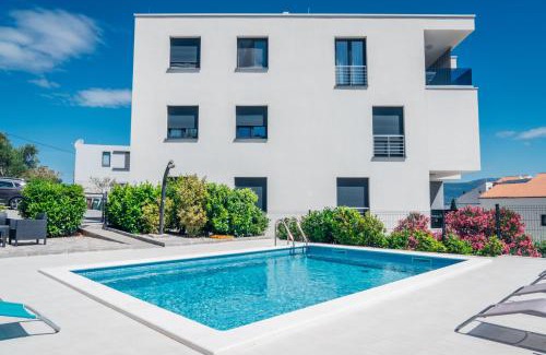 Slatine Apartment | Sea Sun Slatine with 2 bedrooms and pool, near beach