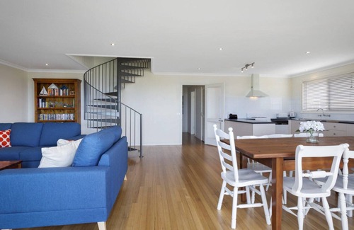 Skenes Creek House | Sea Sunrise - Ocean Views & Walk To Beach *New Listing 2020*