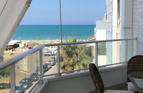 Roseto degli Abruzzi Condo | Sea View 1-bedroom condo with a balcony in Roseto degli Abruzzi with WiFi, AC