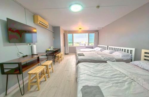 Ban Bang Saen Apartment | Sea View and Hill View Room for 6 Guests, Bangsaen Royal Beach by Cozy Corner