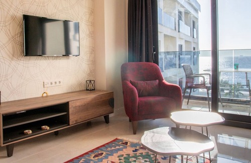 Kadnlar Denizi Mahallesi Apartment | Sea View Flat w Pool 1 min to Beach in Kusadasi