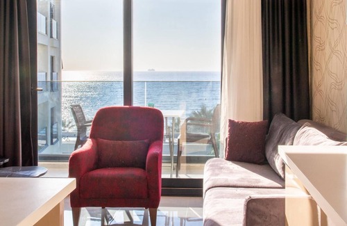 Kadnlar Denizi Mahallesi Apartment | Sea View Flat w Pool 1 min to Beach in Kusadasi