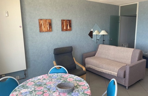 Middelkerke Apartment | Sea-view studio with swimming pool, sauna, games rooms, fitness center.