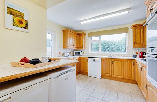 Crynant House | Sea View - Three Bedroom House, Sleeps 5
