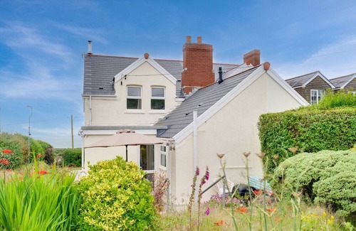 Crynant House | Sea View - Three Bedroom House, Sleeps 5