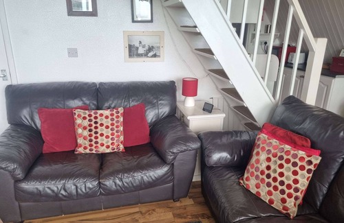 Great Mongeham Ski Chalet | SEA VIEWS at Coastal chalet in Kingsdown Park with pool & tennis court onsite.