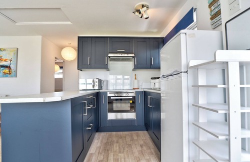 Colchester House | Sea Views & Chic 2-Bed Retreat by the Coast