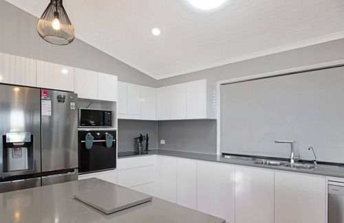 Barlows Hill House | Sea views & resort style pool - just 500m to beach