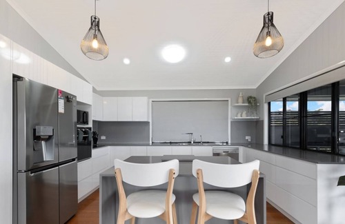 Barlows Hill House | Sea views & resort style pool - just 500m to beach