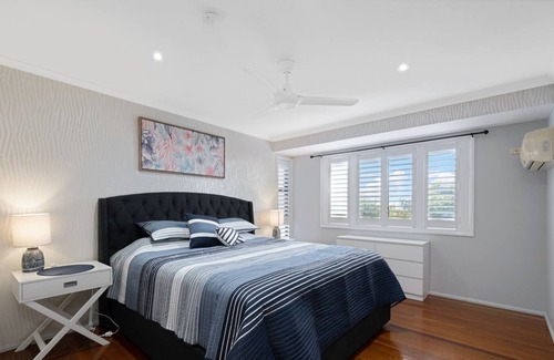 Barlows Hill House | Sea views & resort style pool - just 500m to beach