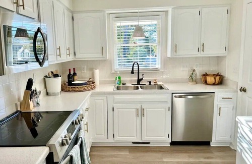 Kings Grant House | Seabreeze Away - Pool - Fire Pit - Close 2 Beach!