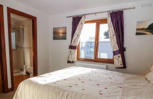 Morfa Bychan Cabin | SEABREEZE LODGE, family friendly, with a garden in Porthmadog